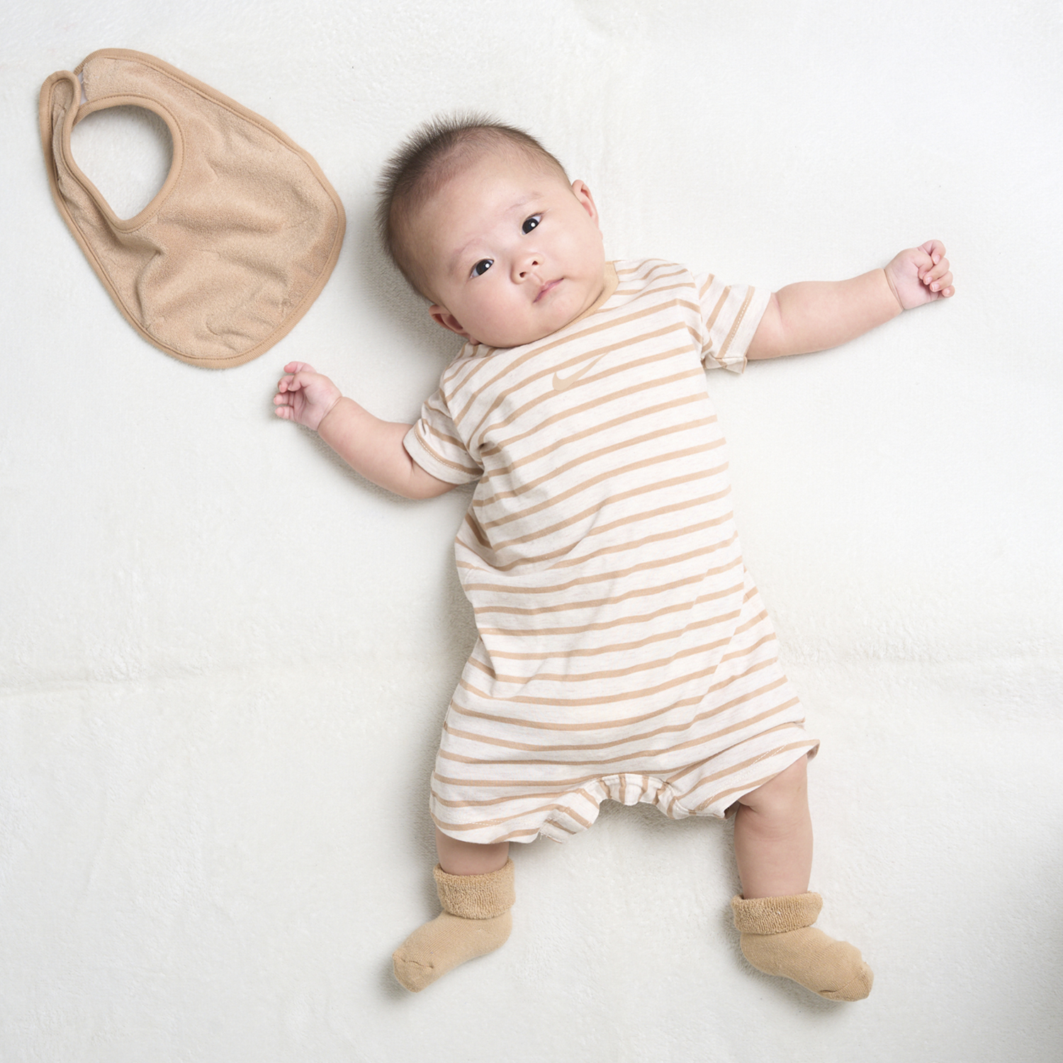 【未使用品】NIKE ベビー服　3ピースセット　３個セット Amazon.co.jp: [ナイキ] ベビー 3点セット BOX付 (ベージュ, 74