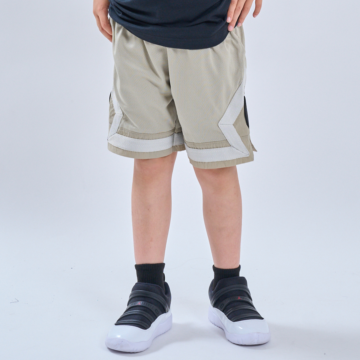 Jordan ホワイト ハーフパンツ Mサイズ NIKE - ジョーダン 白 ハーフパンツ の通販 by r｜ナイキならラクマ